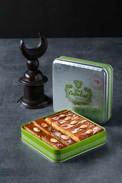 Şekerci Cafer Erol Basbousa with Almonds in Green Tin Box, 700 g